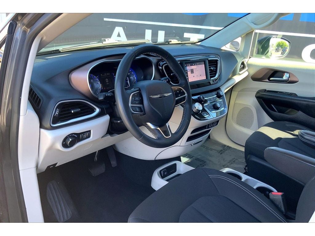 2022 Chrysler Voyager LX