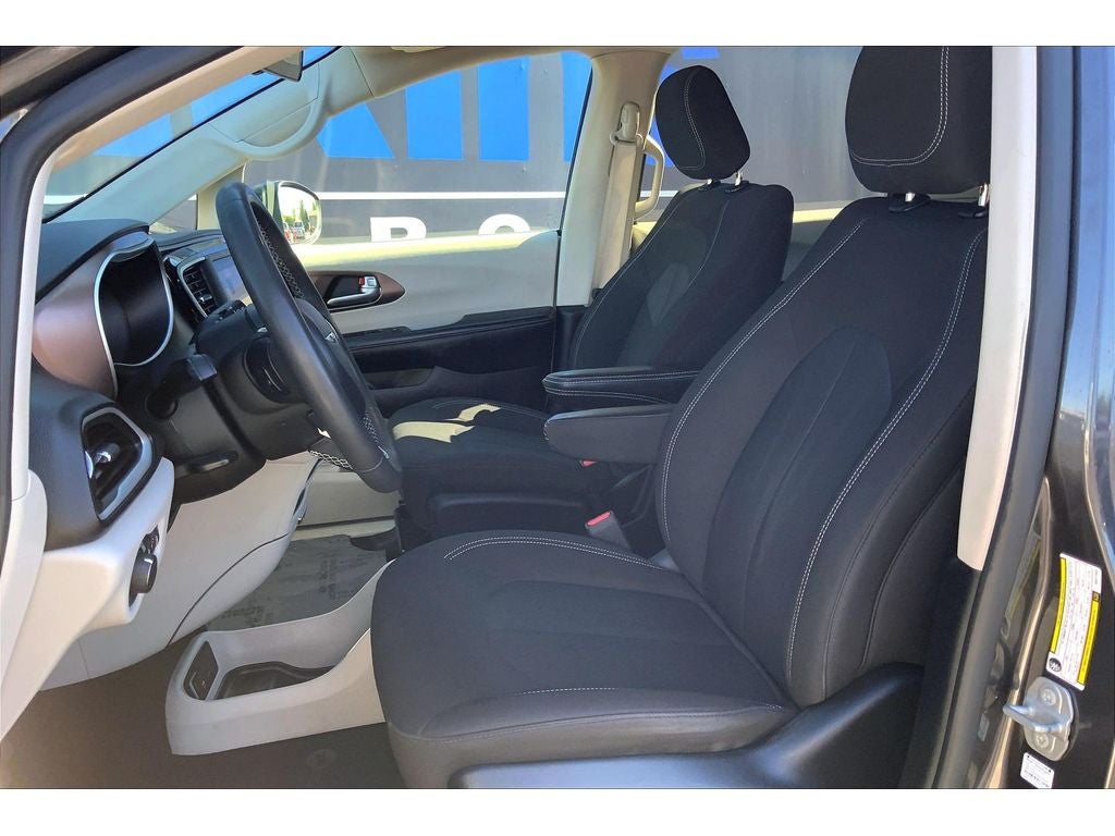 2022 Chrysler Voyager LX
