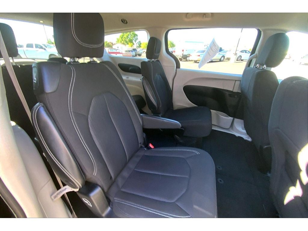 2022 Chrysler Voyager LX